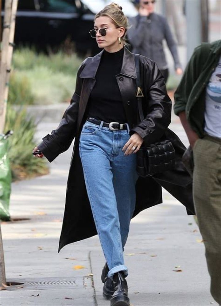 Hailey Baldwin In A Trench