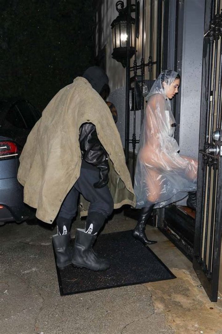 Los Angeles, CA - *EXCLUSIVE* - Singer Miley Cyrus looks happy as she returns to her car at the valet after visiting a hair salon in West Hollywood.Pictured: Miley Cyrus BACKGRID USA 11 NOVEMBER 2021 USA: +1 310 798 9111 / : +44 208 344 2007 / *UK Clients - Pictures Containing ChildrenPlease Pixelate Face Prior To Publication*