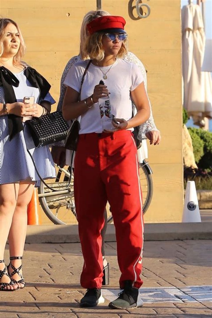 Malibu, CA - Sofia Richie, Scott Disick, and Kylie Jenner return to their cars at the valet after having dinner together at Nobu in Malibu with their kids Penelope, Reign, and Stormi.Pictured: Scott DisickBACKGRID USA 19 AUGUST 2019 USA: +1 310 798 9111 / : +44 208 344 2007 / *UK Clients - Pictures Containing ChildrenPlease Pixelate Face Prior To Publication*