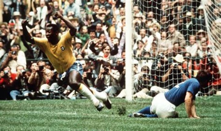 PELE CELEBRATES SCORING THE FIRST GOAL FOR BRAZIL IN THE WORLD CUP FINAL V ITALY MEXICO 1970 Sport
