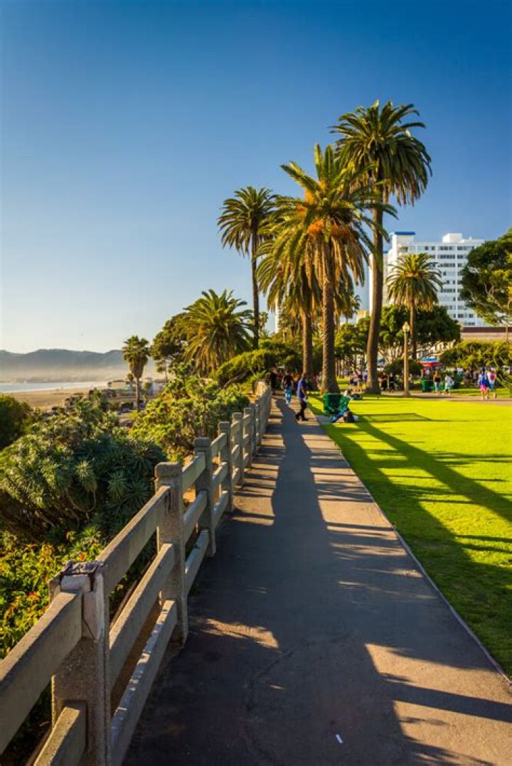 Santa Monica, CA - *EXCLUSIVE* - Ben Affleck and Ana de Armas spend some quality family time together as they take Ben's kids Seraphina and Samuel to play at the park before a trip to the local mall. Pictured: Ben Affleck, Ana de Armas BACKGRID USA 28 NOVEMBER 2020 BYLINE MUST READ: LaStarPixMEDIA / BACKGRID USA: +1 310 798 9111 / UK: +44 208 344 2007 / *UK Clients - Pictures Containing Children Please Pixelate Face Prior To Publication*